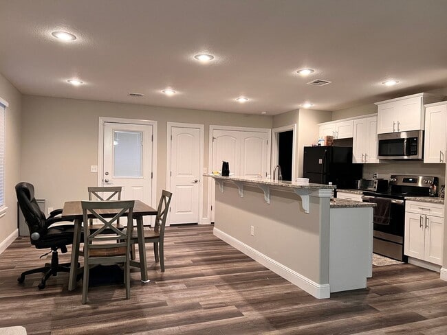 Building Photo - 3 Bedroom 2 Bathroom home