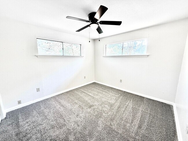 Building Photo - 325 Marilyn Dr