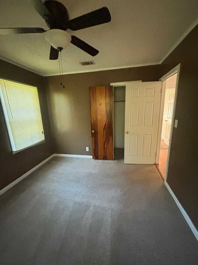 Building Photo - 116 Moss Oak Dr