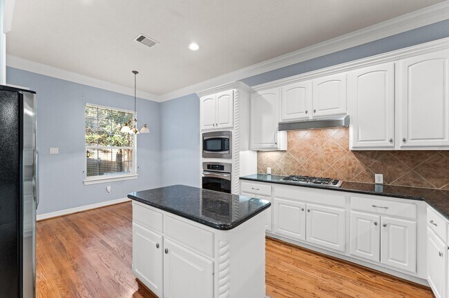 Building Photo - 10106 Holly Chase Dr