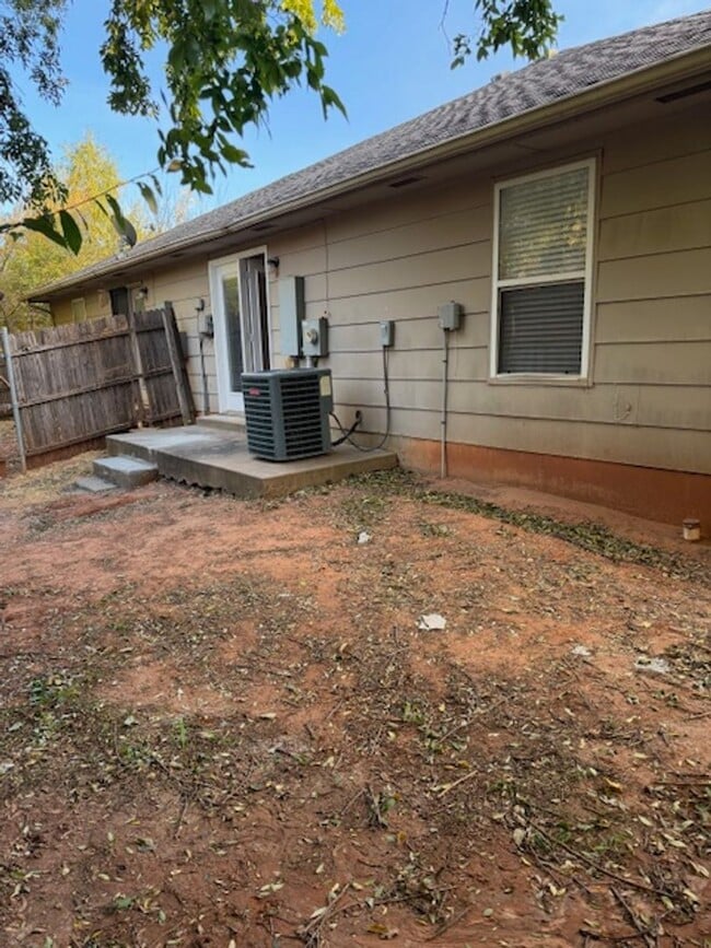 Building Photo - Updated Duplex - Mustang Schools - Open Fl...