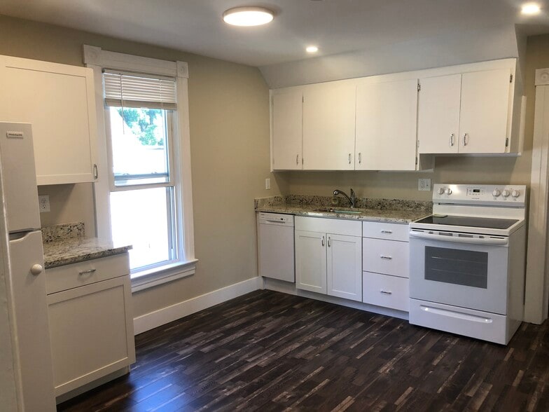 Kitchen - 916 Harrison Ave