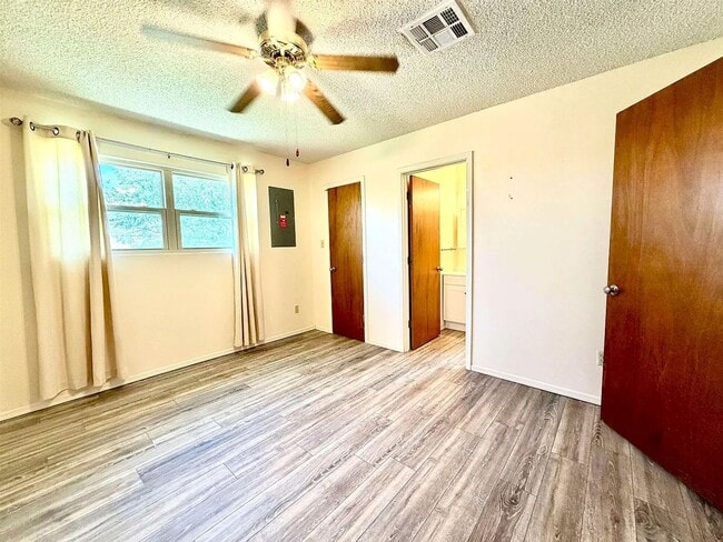 Building Photo - Welcome to this 3 BD, 2 Bth home situated on a corner lot!!