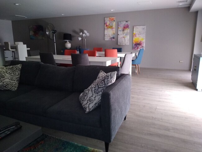 Building Photo - Amazing Penthouse 2 Bedroom 2 Bath With Mo...