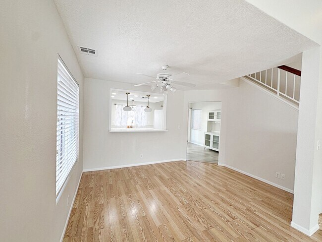 Building Photo - 4 BEDROOM 2.5 BATH HOME