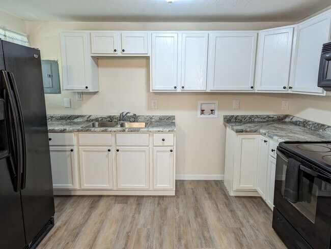 Building Photo - Available NOW - 3 Bed, 1 Bath Spacious Ran...