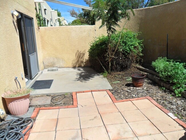 Building Photo - Beautiful 2 Bedroom 2 Bath Townhouse locat...