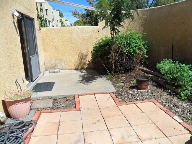 Building Photo - Recently updated 2 Bedroom 2 Bath Townhouse located in the popular foot hills area!