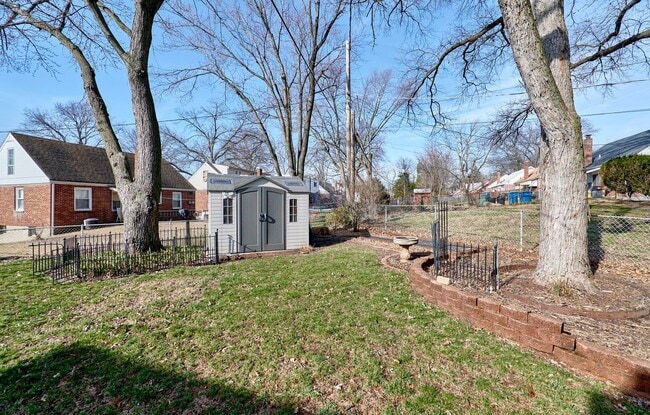 Building Photo - 8601 Belhaven Dr