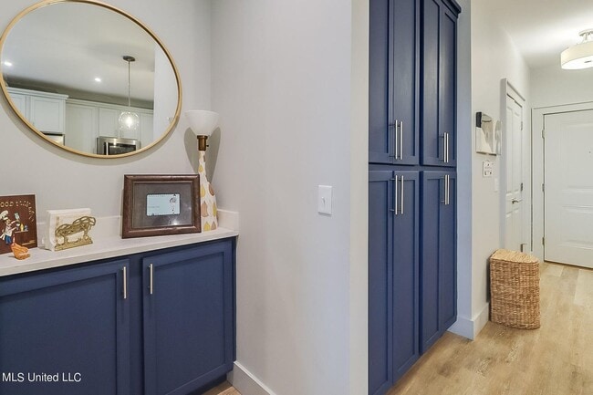 Building Photo - 2 Bed 2 Bath Condo - Open Concept at the I...