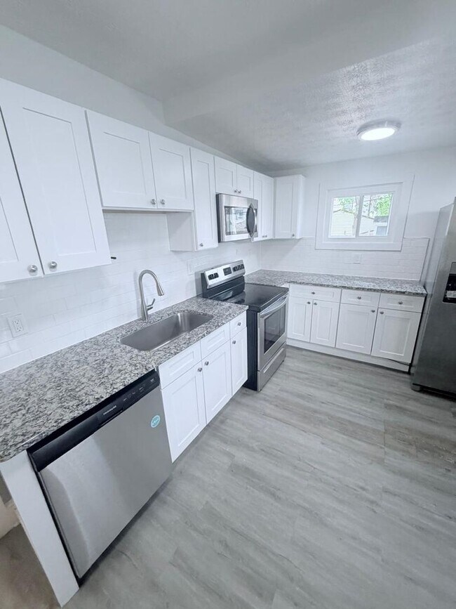 Building Photo - Gorgeous 4 bd, 1.5 bth Cleveland Heights Stunner!