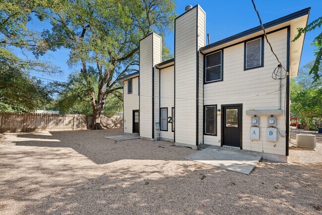 Building Photo - 4 bed with back yard in great East side location.