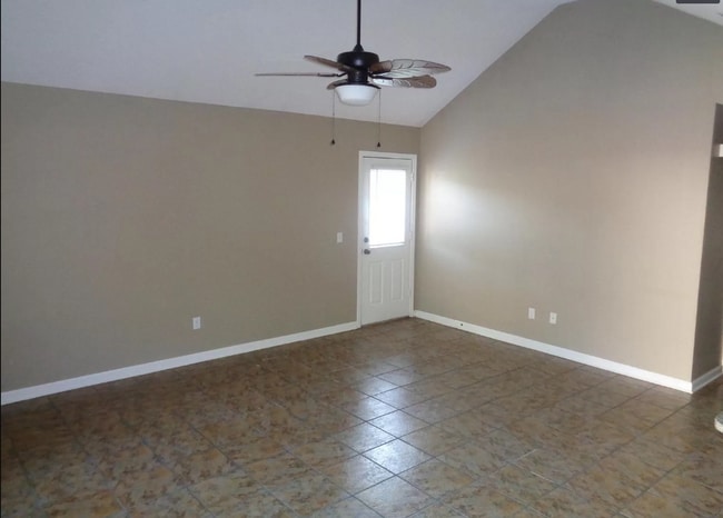 Building Photo - 3 Bed/ 3 Bath located just off South Lamar...