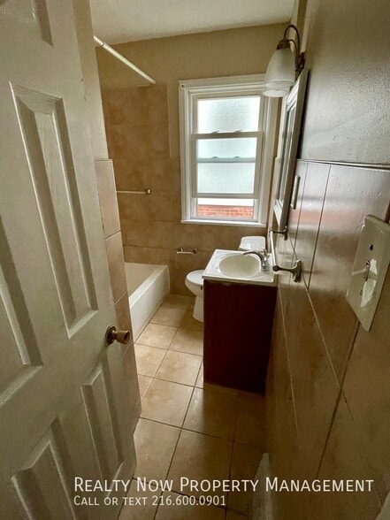 Building Photo - 5333 Hollywood Ave