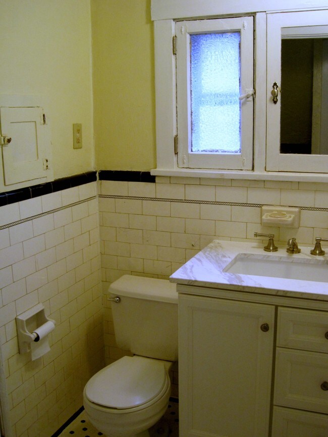 Building Photo - 3745 Beechwood Blvd