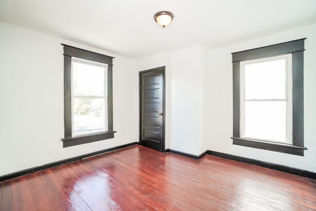 Building Photo - Newly Renovated 4 Bedroom in Central Columbus