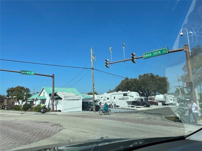 Building Photo - 828 S Tuttle Ave