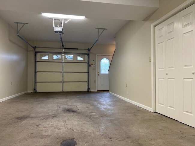 Building Photo - 2 Bedroom townhouse with garage near Med C...