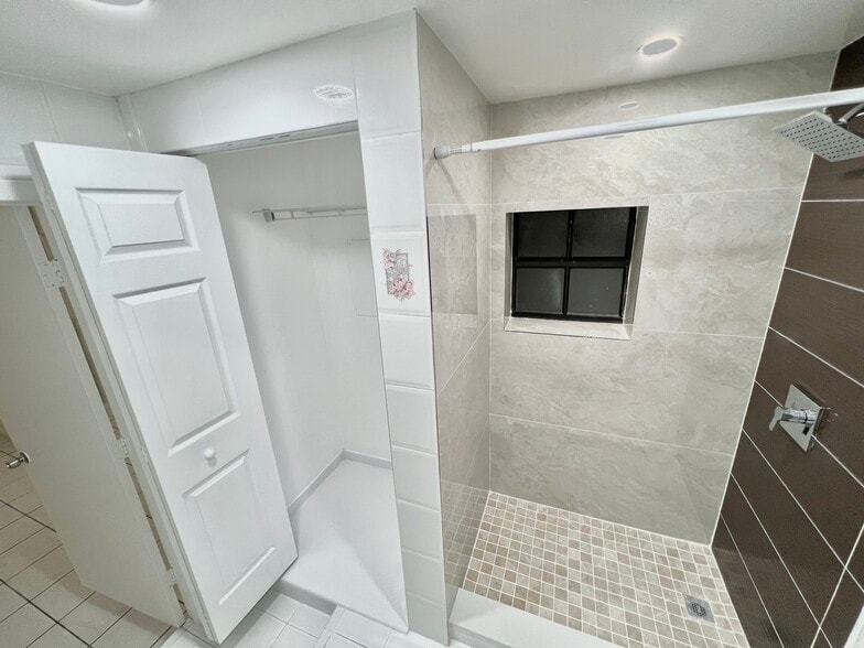 Building Photo - 649 W 14th St