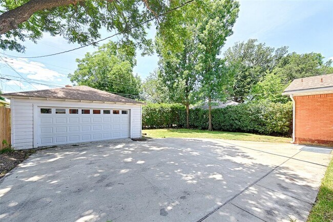 Building Photo - 3042 Newcastle Dr