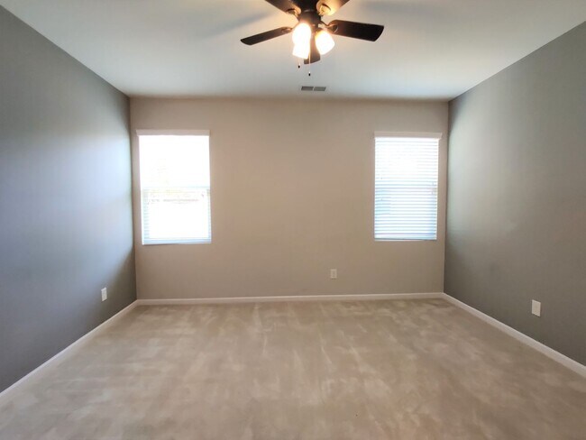 Building Photo - 4 Bedroom, 2.5 Bath Townhome in Savannah Townhomes
