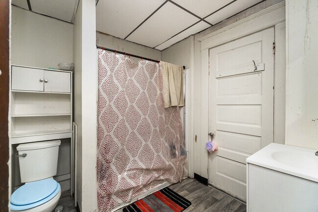 Building Photo - ? Spacious 3-Bedroom Home in Allentown – M...