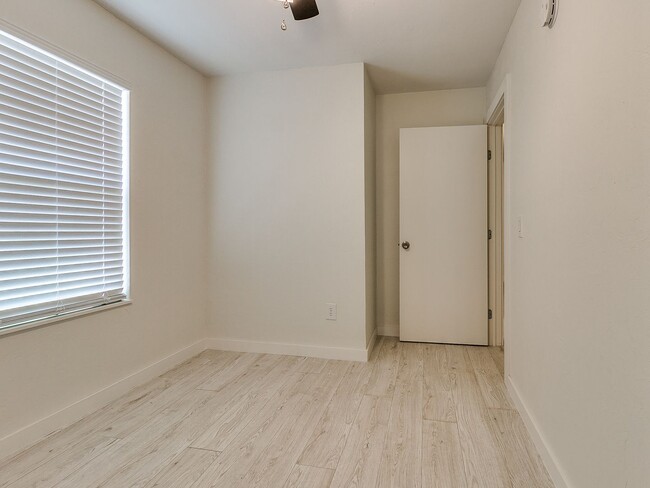 Building Photo - 4 bedroom 2 bath home in Tecumseh!