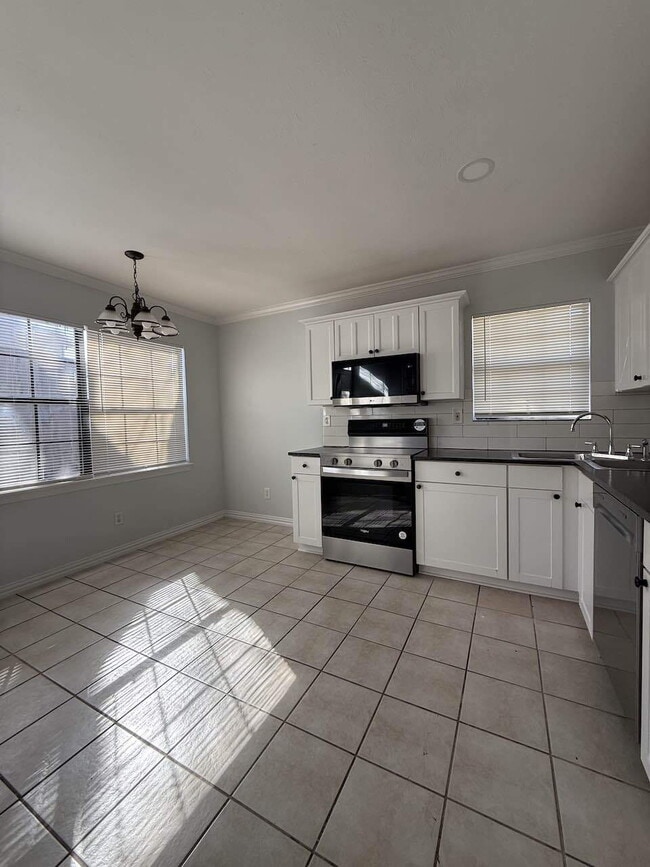 Building Photo - Come see this cute 2B House in a great location