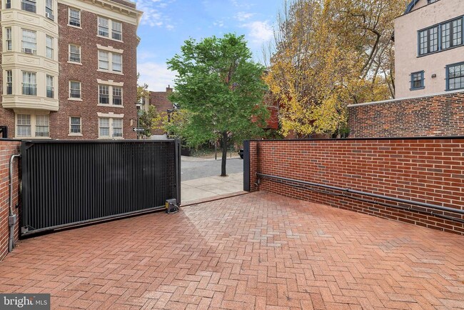 Building Photo - 1727 Delancey Pl