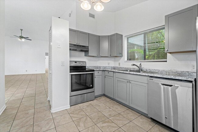 Building Photo - 3947 Island Club Cir W