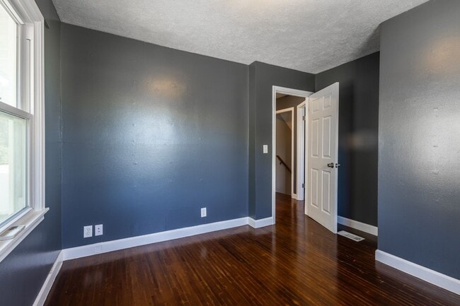 Building Photo - Renovated 2 Bed / 1 Bath Duplex