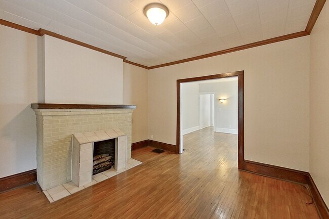 Building Photo - 461-463 Reinhard Ave