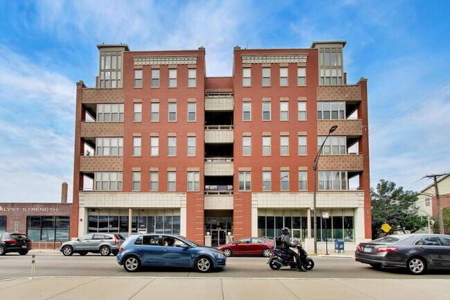 Building Photo - 2700 W Belmont Ave