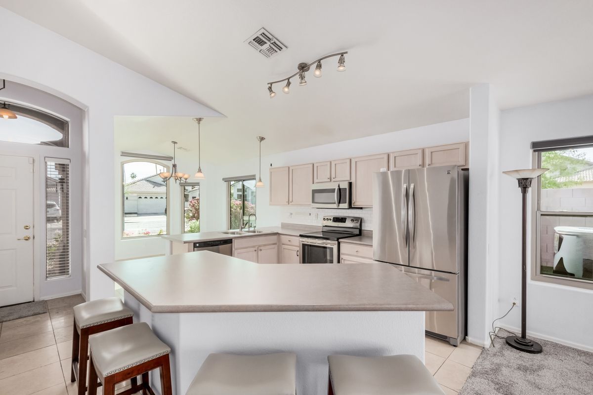 Building Photo - 3022 E Captain Dreyfus Ave