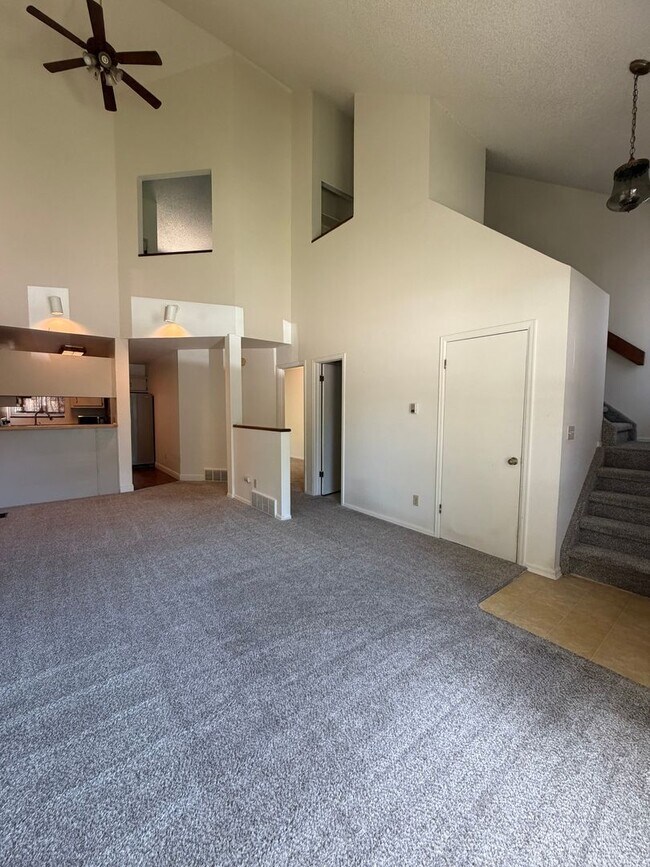 Building Photo - Light and Bright Airy Townhome