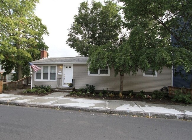 Building Photo - 68 Crescent St