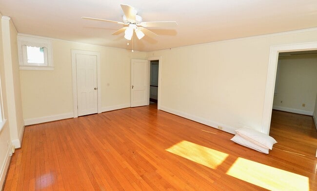 Building Photo - Larchmont Waterfront! Just Miles from NOB