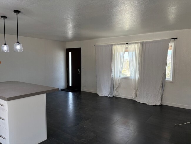 Building Photo - 3 Bedroom 1.5 Bath Modern Farmhouse near J...
