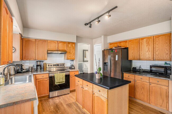 Building Photo - Beautiful 4 Bed, 3.5 Bath Home in Grant Ranch Neighborhood!