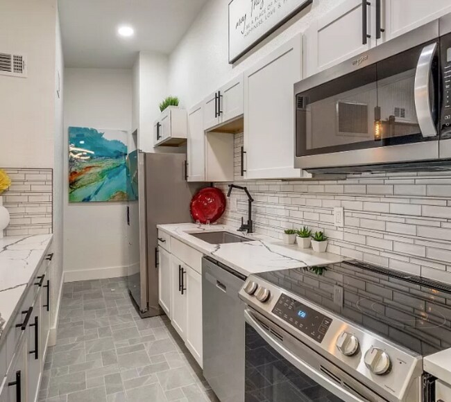 Building Photo - 2627 Douglas Ave