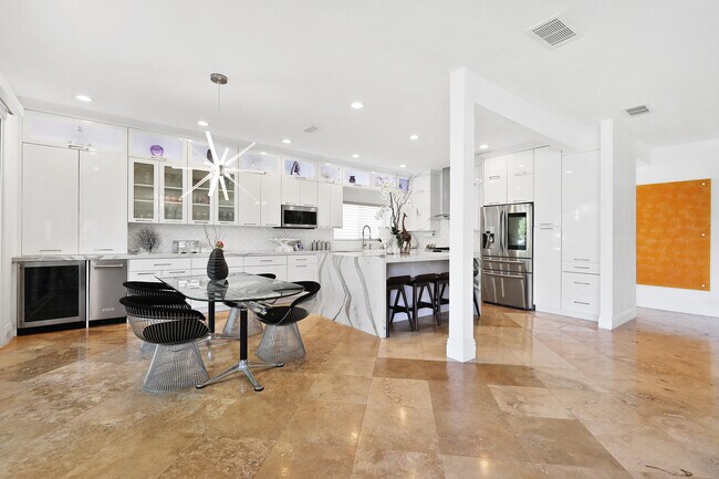 Building Photo - 49845 Lago Dr