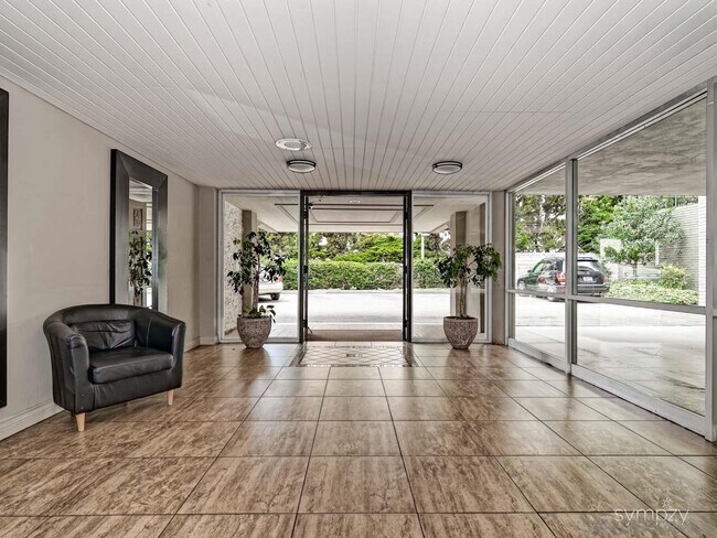 Building Photo - 2510 Torrey Pines Rd