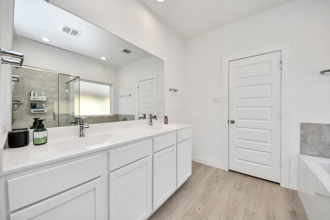 Building Photo - 30119 Gallatin River Ln