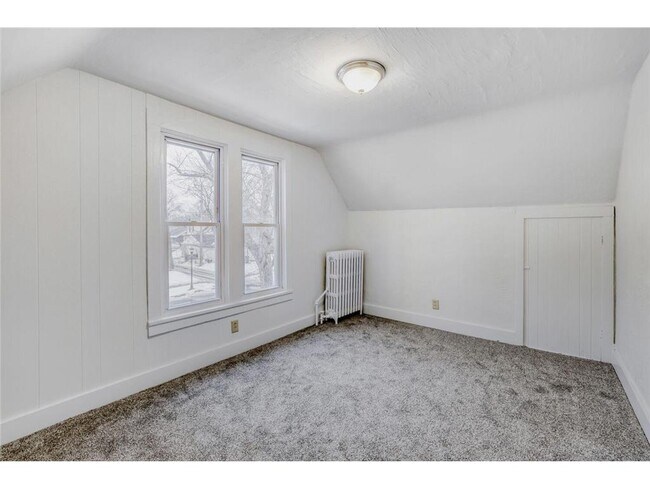 Building Photo - 595 Hawthorne Ave E