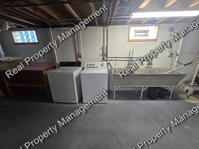 Building Photo - Three Bedroom Ranch