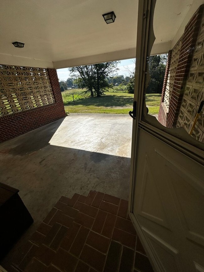 Building Photo - **Move-In Special !! 3 bed/ 2 bath rancher...