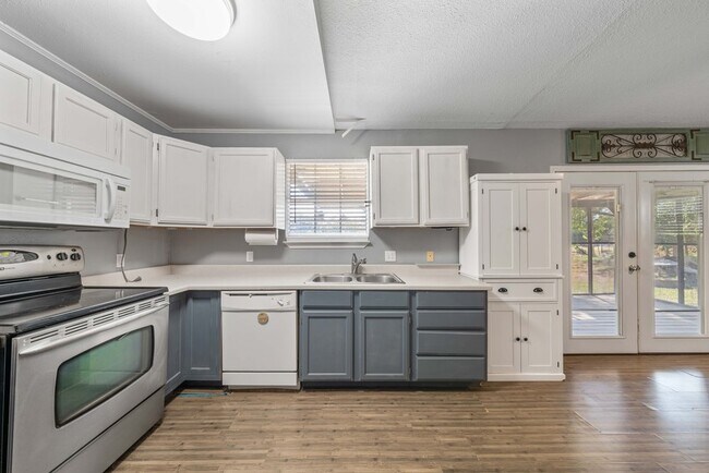 Building Photo - Spacious 4-Bedroom Retreat with Fireplace & Island Kitchen in New Braunfels