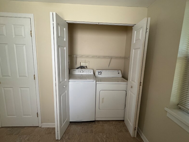 Building Photo - 8 Walnut Ave