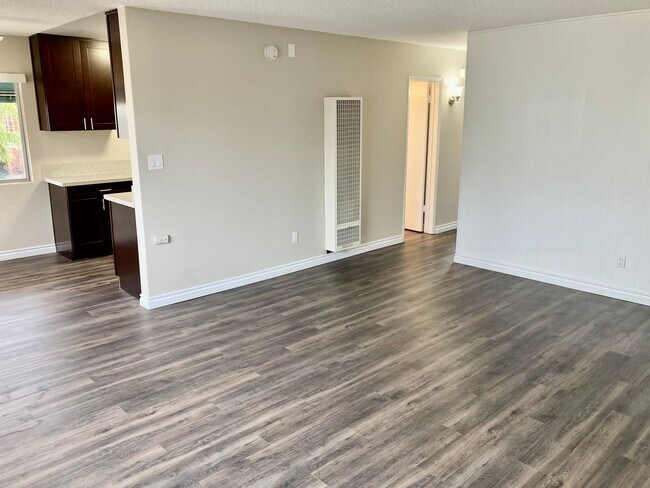 Building Photo - Remodeled 2 Bedroom 1 Bath