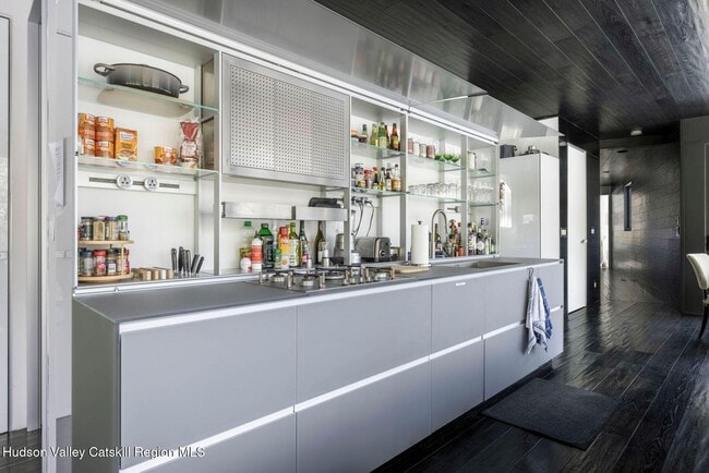 Building Photo - 70 Raybrook Dr